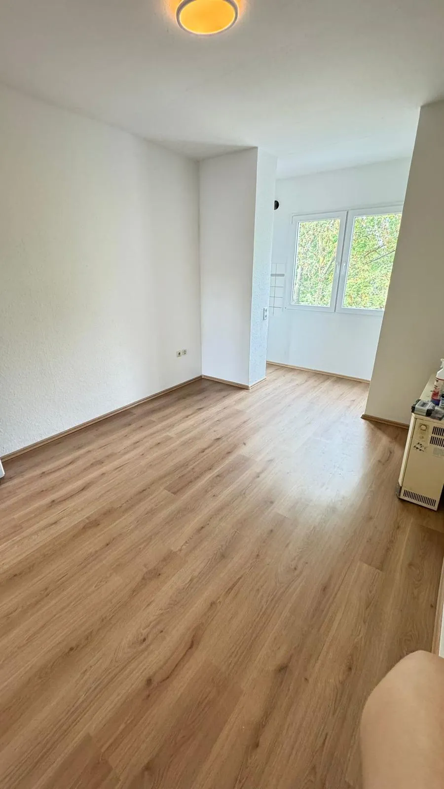 Komplettrenovierung Dortmund: schluesselfertig uebergebene Wohnung mit neuem Laminatboden, frisch gestrichenen Waenden und Tageslicht.