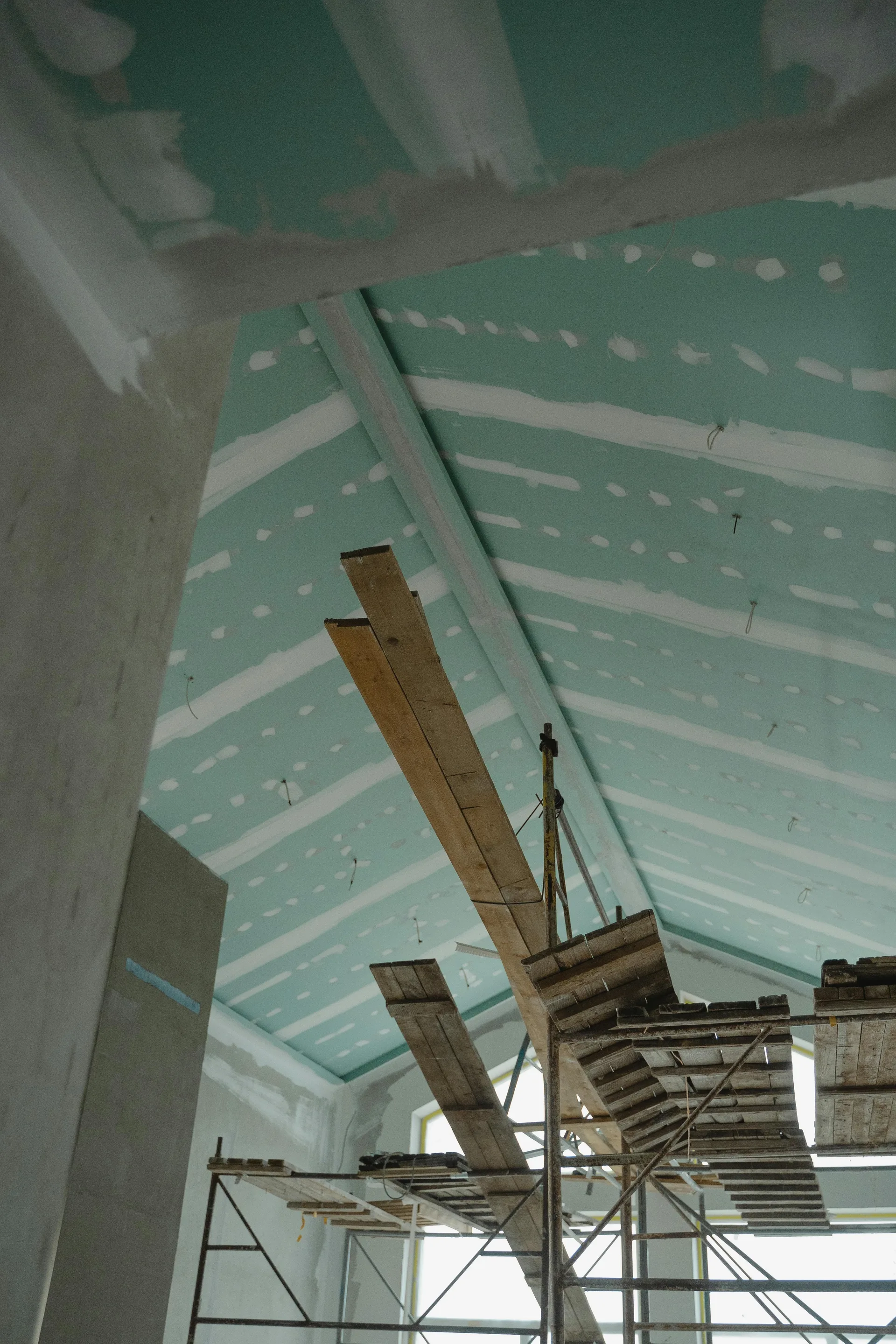 Trockenbau-Deckenkonstruktion. Rigips-Beplankung im Rohbau.