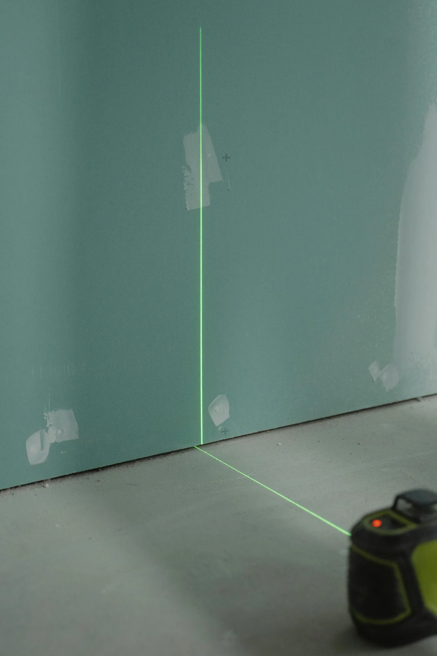 Laser-Vermessung für präzise Wandmontage