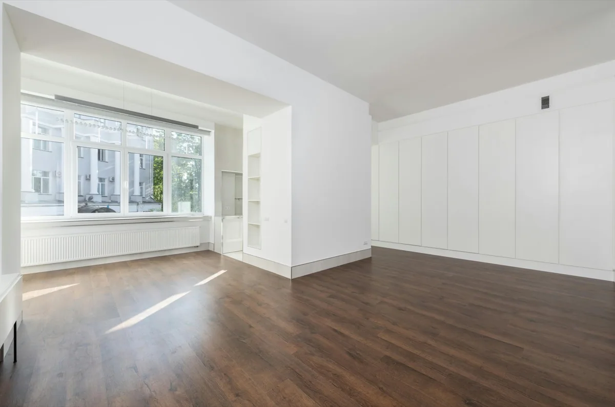 Renovierte Wohnung mit Holzboden und Tageslicht. Schlüsselfertig von MeisterLiga.